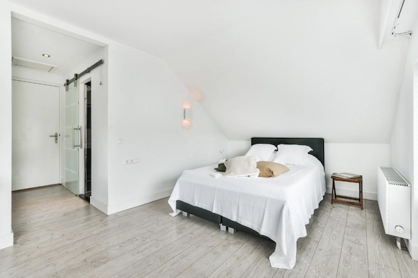 Piso ordenado en pieza